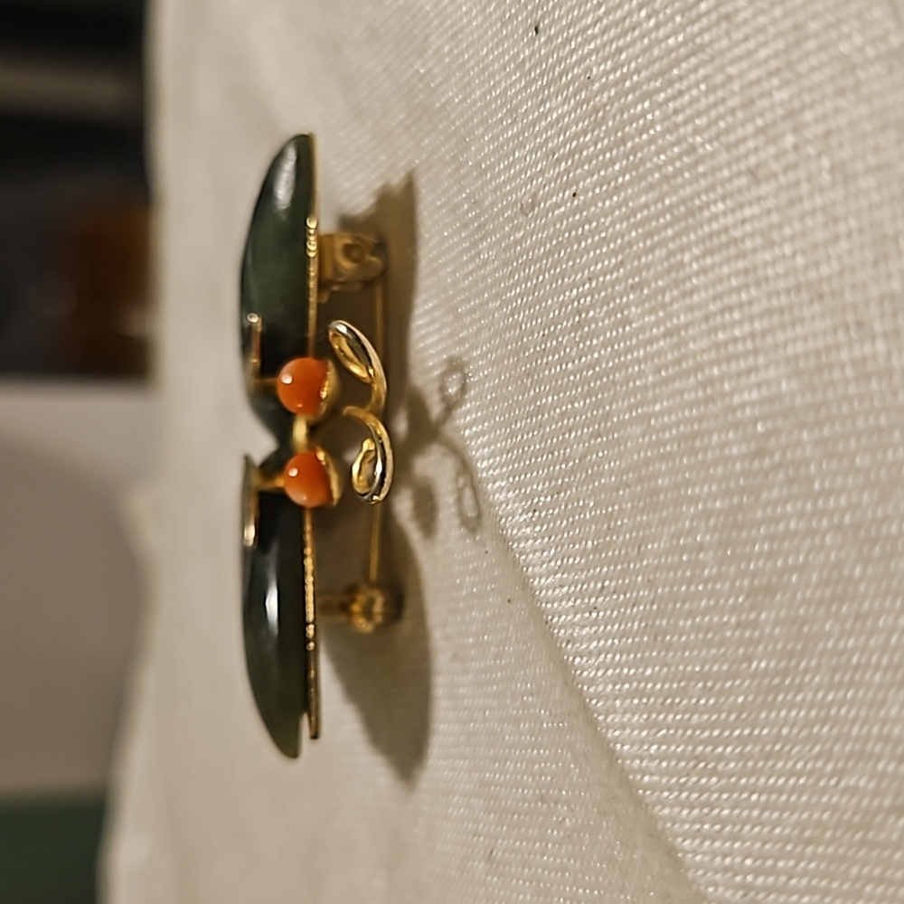 Vintage Jade And Coral Butterfly Pendant with Gold-Tone Metal 60's or 70's Craft - Picture 3 of 4